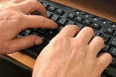 Myślał, że pisze z atrakcyjną Rosjanką. Teraz zamiast miłości ma długi