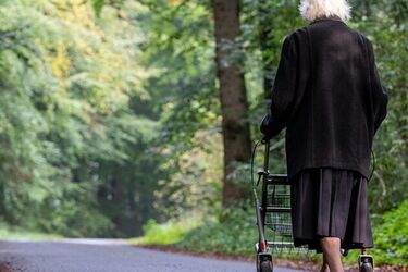 82-latka uwierzyła, że ktoś planuje na nią zamach. Wyrzuciła przez balkon 40 tys. zł