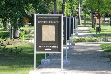 "Kafle Supraskie". W Ogrodzie Saskim stanęła wystawa