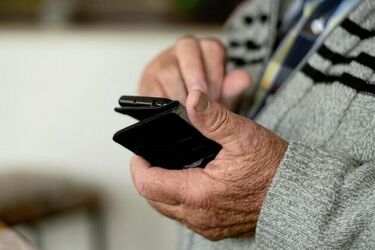 Uwierzył, że pomaga synowi, który spowodował wypadek. 86-latek stracił 230 tys. zł