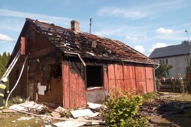Pożar strawił drewniany dom. Z ogniem walczyło niemal 30 strażaków