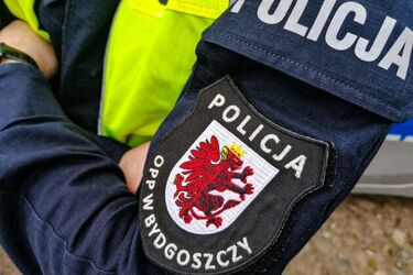 Miała problemy z oddychaniem. Policja eskortowała 63-latkę tuż pod drzwi szpitala