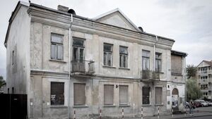 "Stare domy potrzebują ludzi" - instalacja artystyczna przy Słonimskiej 15