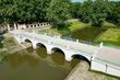Mostek w Ogrodach Branickich po remoncie. Zlikwidowano schody, są zielone balustrady