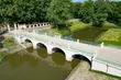 Mostek w Ogrodach Branickich po remoncie. Zlikwidowano schody, są zielone balustrady