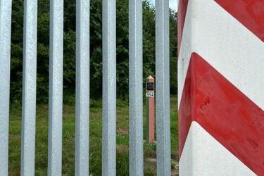 Zapora stoi od tygodnia. Mimo to migranci przechodzą nad przęsłami lub przez rzeki