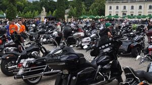 Na ulicach i przy Pałacu Branickich. Zlot harleyowców w Białymstoku [ZDJĘCIA]
