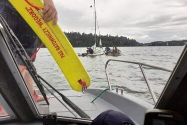 4 osoby wypadły z żaglówki na jeziorze Wigry