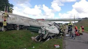 Dwie kraksy na "ósemce". TIR blokuje dojazd do śmiertelnego wypadku [ZDJĘCIA]