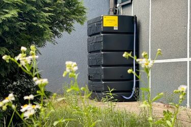 W mieście ustawiono zbiorniki na wodę. Gdzie się znajdują?