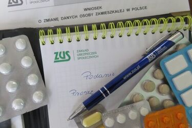 Zwolnienie lekarskie a zmiana miejsca pobytu w trakcie choroby. Czy trzeba to zgłaszać?