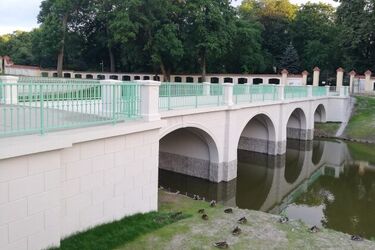 Już otwarto wyremontowany most w Ogrodzie Branickich