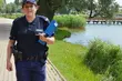 Skończyło się paliwo, zatrzymał się obok spacerującej policjantki