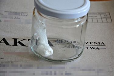 Jeden podejrzany, drugi poszukiwany. Mężczyźni wpadli z narkotykami