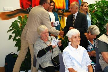 Białostoccy seniorzy otrzymali opaski bezpieczeństwa