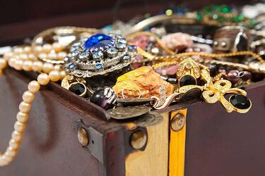 96-latka przekazała oszustom kosztowną biżuterię, a 2 seniorki straciły 80 tys. zł