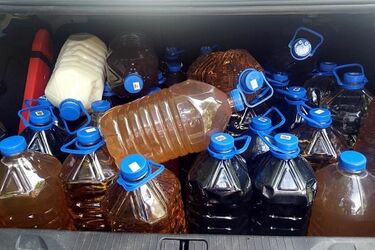 35-latek miał na swojej posesji prawie 1000 litrów nielegalnego alkoholu