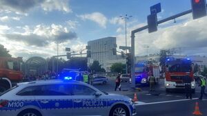 Osobówka zderzyła się z karetką na skrzyżowaniu Piłsudskiego i Sienkiewicza [ZDJĘCIA]