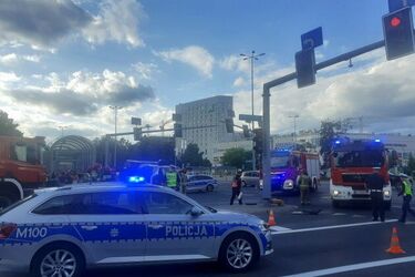 Osobówka zderzyła się z karetką na skrzyżowaniu Piłsudskiego i Sienkiewicza [ZDJĘCIA]