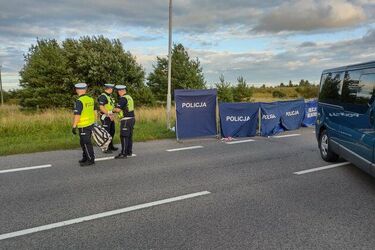 Motocyklista uderzył w słup. Jego ciało uległo rozczłonkowaniu na dwie części