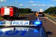Ciężarówka uderzyła w pojazd służby drogowej. Są 2 ranne osoby