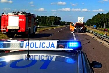 Ciężarówka uderzyła w pojazd służby drogowej. Są 2 ranne osoby
