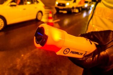 Pijana jechała od krawędzi do krawędzi jezdni. Wiozła małe dzieci