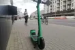 Szybka jazda, porozstawiane byle gdzie. Hulajnogi elektryczne a niewidomi