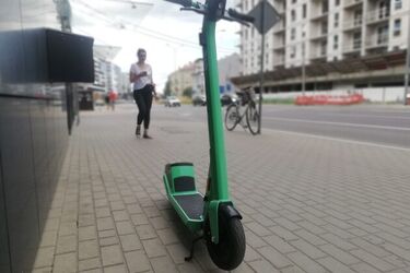 Szybka jazda, porozstawiane byle gdzie. Hulajnogi elektryczne a niewidomi