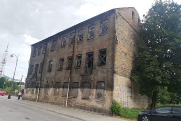 Miasto sprzedaje działki pod bloki. Jedna z zabytkową kamienicą