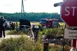 Osobówka wjechała pod pociąg. Kierowca trafił do szpitala 