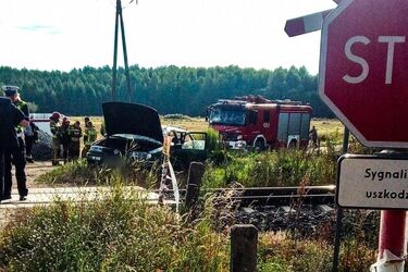 Osobówka wjechała pod pociąg. Kierowca trafił do szpitala 
