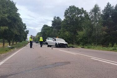 Pod Grajewem zderzyły się trzy samochody. Droga jest zablokowana