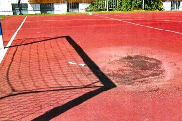 Na boisku powstała duża dziura. Czy miasto ją naprawi?