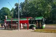 Przy przystankach nie powinno być pasów zieleni? Społecznik radzi, by wyłożyć je kostką