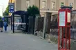 Zamiast czerwonych są czarne. Miasto wymieniło wiaty przystankowe
