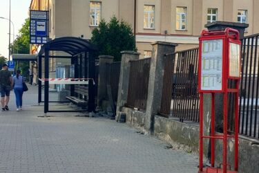 Zamiast czerwonych są czarne. Miasto wymieniło wiaty przystankowe