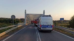 Śmiertelny wypadek. Samochód uderzył w barierki na moście na DK19