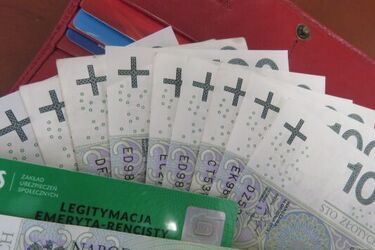 Pierwsi emeryci już dostali pieniądze. Kiedy spodziewać się kolejnych wypłat?