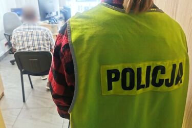 Nie mógł znieść zaparkowanych aut. 74-latek przebił opony w 17 samochodach