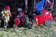 Auto uderzyło w drzewo. Kobieta była zakleszczona w pojeździe [ZDJĘCIA]