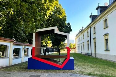 Przy Pałacu Branickich stanęła ławka z polską flagą. Wiceprezydent nie kryje oburzenia