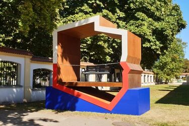 Patriotyczna ławka wzbudza kontrowersje. Konserwator zarzuca Rudnickiemu mowę nienawiści