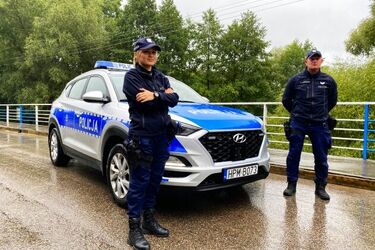 42-latek targnął się na życie. Policjant skoczył za nim z mostu