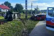 Zderzenie na lokalnej drodze. Jedno auto na boku, drugie całkowicie rozbite