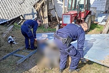 Ciężkie drzwi przygniotły 60-latka. Leżał pod nimi kilka godzin