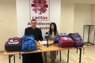 "Tornister Pełen Uśmiechów" – potrzebujące dzieci dostały plecaki z artykułami szkolnymi