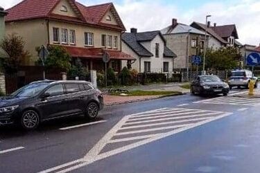 Potrącenie rowerzysty i uderzenie w drzewo - 2 wypadki w regionie