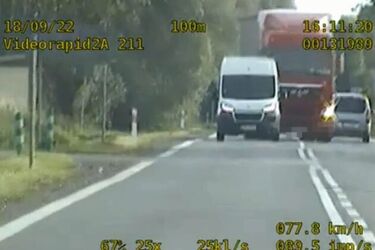 Niebezpieczne wyprzedzanie na "ósemce". Kierowca słono zapłacił [WIDEO]