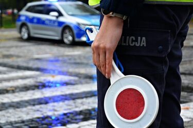 Pijany i bez prawa jazdy wcisnął w dłoń policjantki 100 zł. Teraz grozi mu do 10 lat